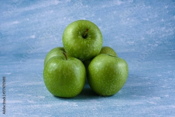 Fototapeta Image of five granny smith apples.