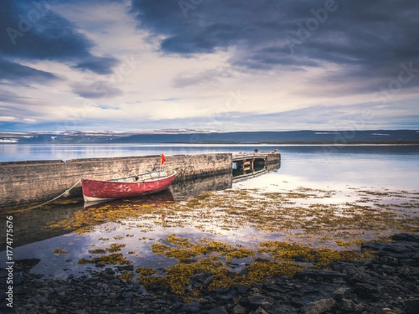 Obraz Barque rouge près de la maison au toit en gazon Vatnsfjörður