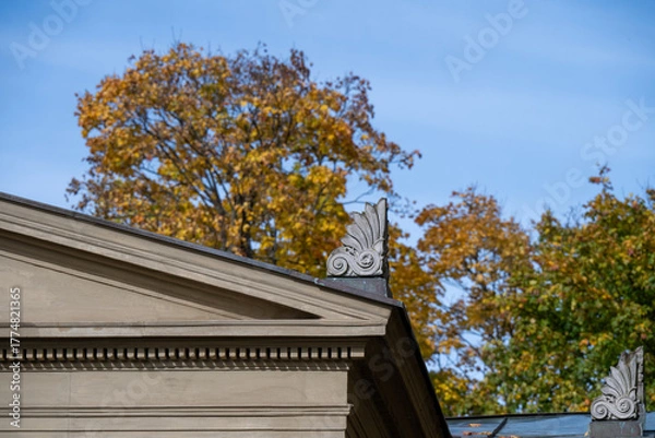 Fototapeta Dachverzierung auf klassischer Dacharchitektur