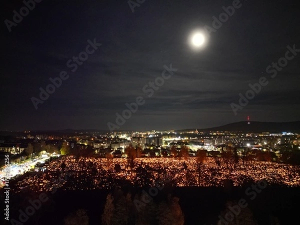 Obraz Cmentarz Stary - Kielce - Polska - cmentarz w dniu Wszystkich Świętych nagrany dronem