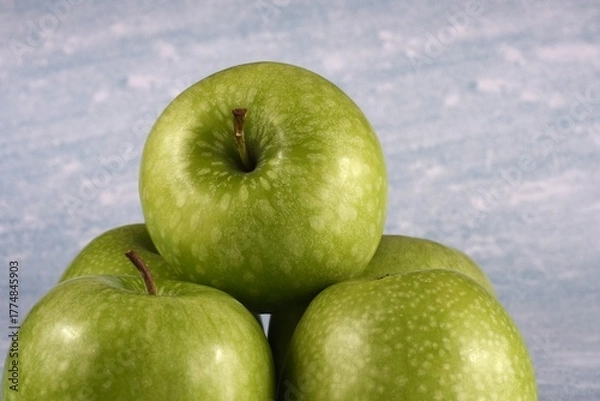 Fototapeta Image of five granny smith apples.