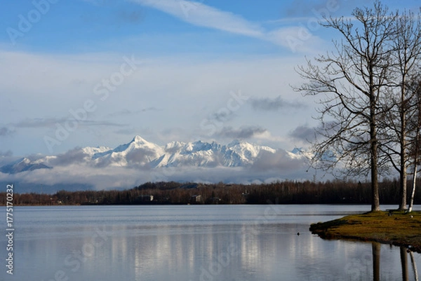 Fototapeta Snowy mountains form the backdrop for Wasilla 
Lake, Alaska.