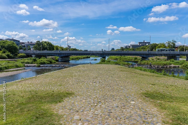 Obraz 日本の京都にある、さまざまなアニメの聖地となっている、鴨川デルタの風景