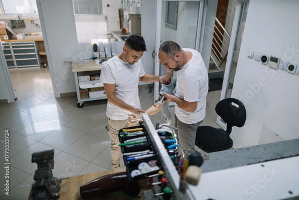 Obraz Two prosthetists testing prosthetic device in lab