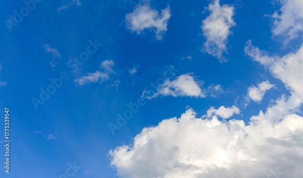 Obraz Vivid blue sky illustrating Rayleigh scattering. Cumulus cloud formations indicate atmospheric convection & fair weather. Ideal for meteorology & climate background.