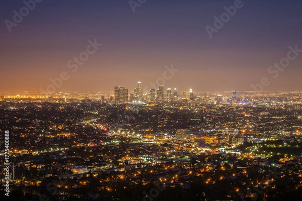 Fototapeta Panoramic night view of Los Angeles city from Griffith Observatory, glowing skyline, urban lights, cityscape under twilight sky, vibrant atmosphere, modern architecture, travel destination, California