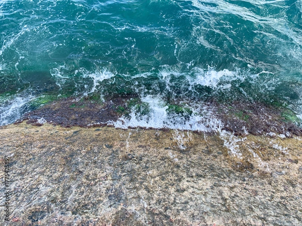 Obraz sea wave splashing on the rocks on the shore.