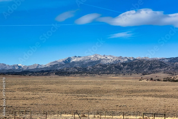 Fototapeta Autumn View of the Wind River Mountain Range in Wyoming.