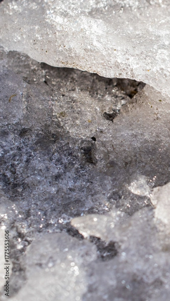 Fototapeta bialy snieg w zwiodocznymi szczegolami. tlo lub textura