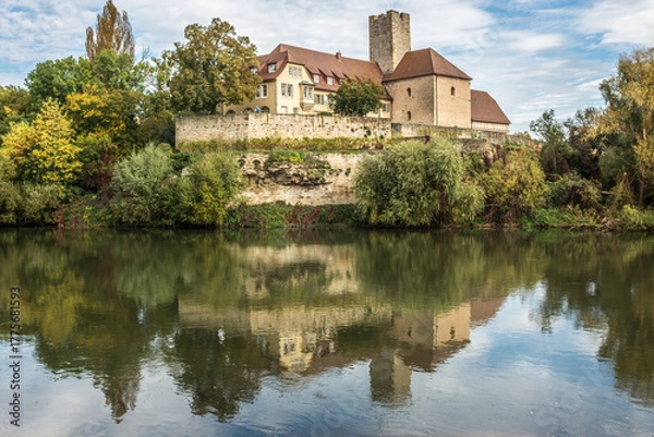 Fototapeta Rathausburg mit salierzeitlichem Wohnturm mit Reflexion in Lauffen am Neckar. 
