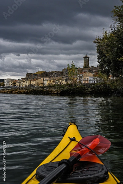 Obraz Marta in kayak con nuvoloni
