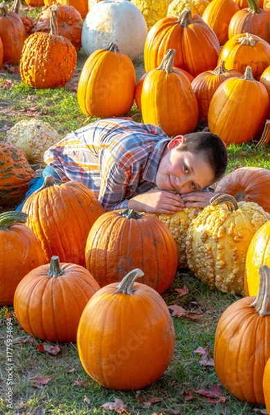 Obraz  happy young boy is thrilled he has found the best pumpkin