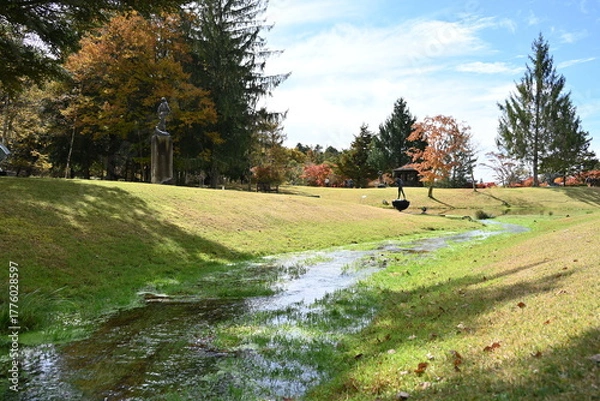 Obraz 長野県の蓼科湖畔にある彫刻公園内を流れるきれいな川の風景