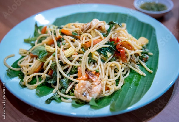 Obraz Spaghetti with shrimps, chili