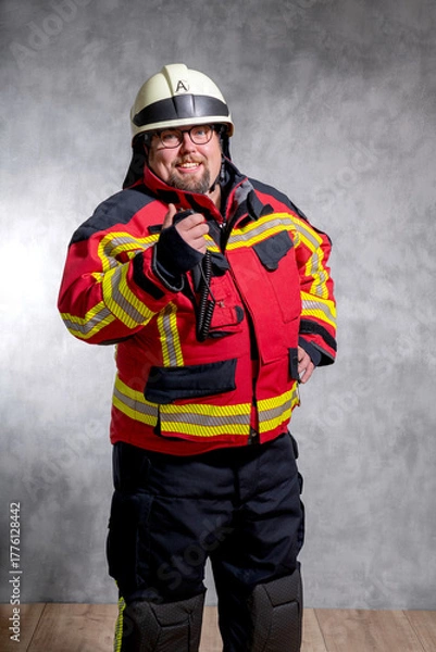 Fototapeta Freiwillige Feuerwehr, Kommandant in Einsatz Uniform mit Funkgerät.