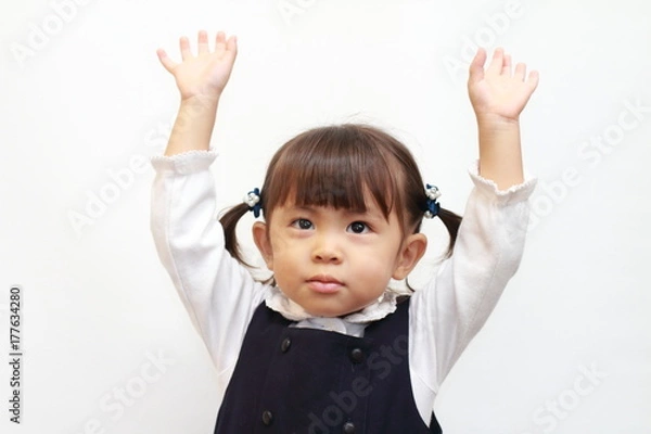Obraz 挙手する正装の幼児(2歳児)