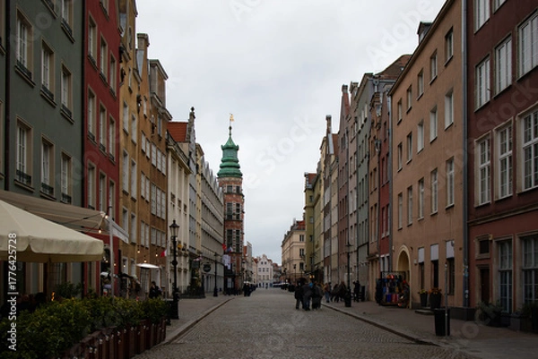 Fototapeta View of a cobblestone street lined with colorful historic buildings in the Old Town of Gdańsk, Poland