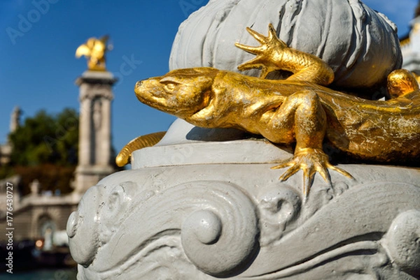 Obraz Golden Salamander on the  Alexandre III Bridge (Paris)
