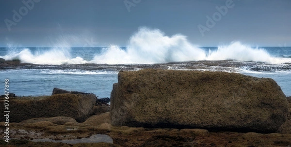 Obraz waves breaking on the rocks