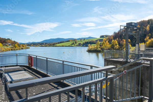 Fototapeta Blick von der Staumauer des Hochwasserspeichers Drachensee bei Furth im Wald im Spätherbst