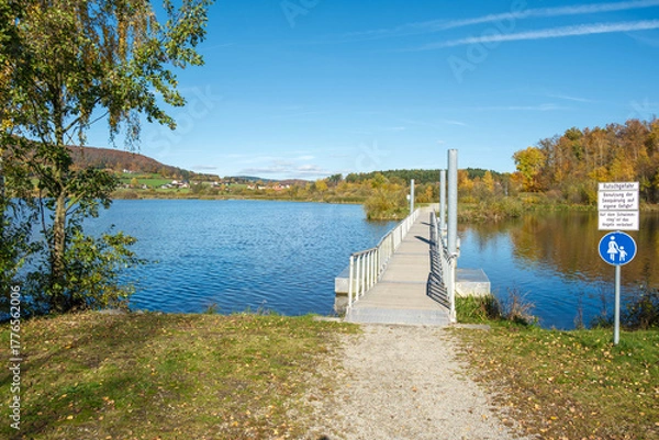 Fototapeta Schwimmender Steg im Drachensee bei Furth im Wald im Spätherbst