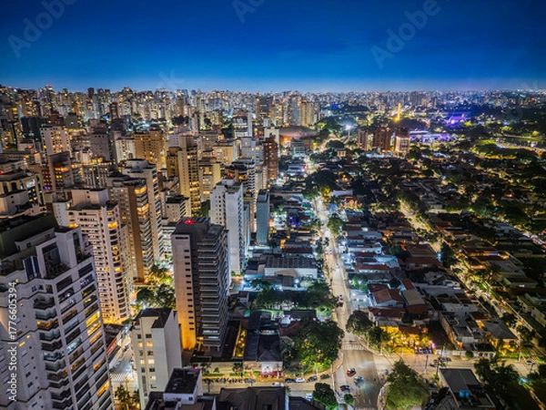 Fototapeta Fotografia noturna aérea dramática da região dos Jardins e Itaim Bibi em São Paulo, Capital. Brasil 2025.