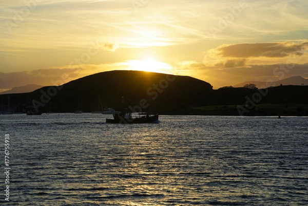 Obraz Sunset over Oban Bay and the entrance to Oban harbour with the isle of Kerrera in the back	
