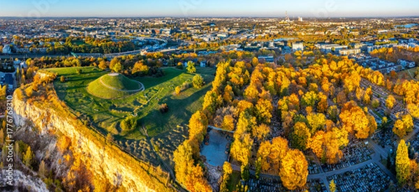 Fototapeta Widok na Kraków, Kopiec Krakusa i Podgórze z lotu ptaka. Panorama miasta - Jesień 2025