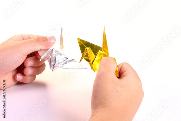 Obraz 折り鶴を持つ子どもの手