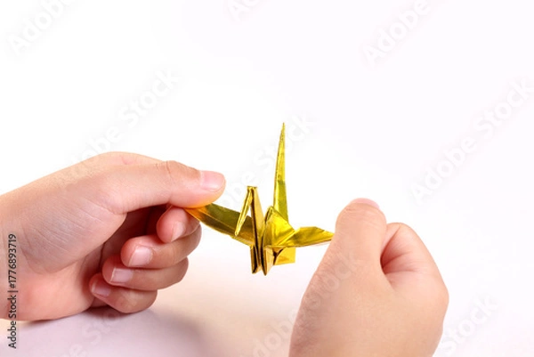 Obraz 折り鶴を持つ子どもの手