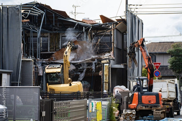 Obraz 重機を使用した建物の解体工事
