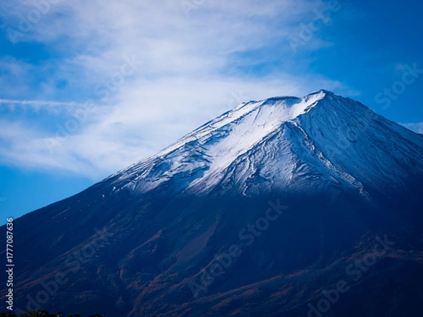 Obraz 富士河口湖町から望む富士山山頂のクローズアップ　秋晴れに映える紅葉と澄んだ空気の美しい秋の風景