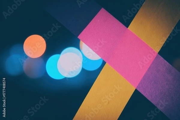 Fototapeta レーザー光のスポットが付いたピンクと黄色の紙のストリップ。