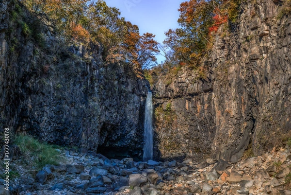 Obraz 가을 산 숲속의 폭포 풍경