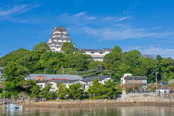 Fototapeta 晴天のもとにそびえる唐津城の模擬天守