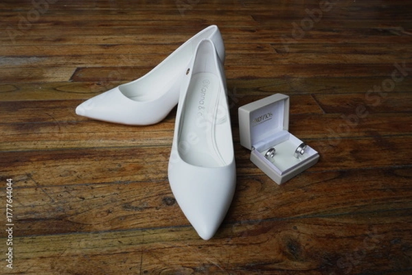Obraz zapato blanco de moda y joyas