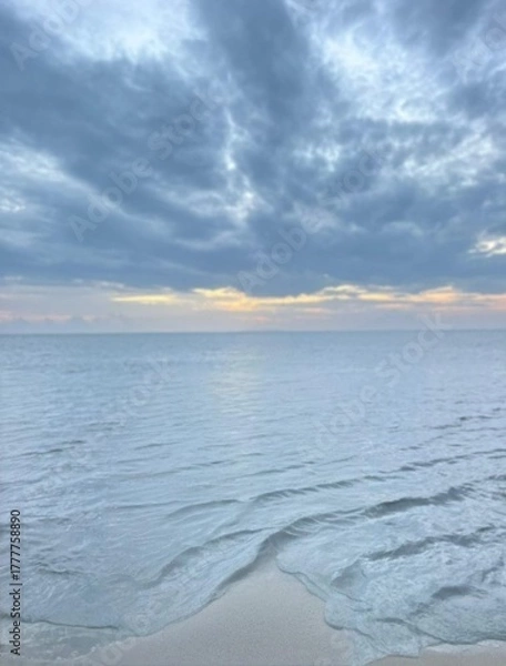 Obraz clouds over the sea and waves 