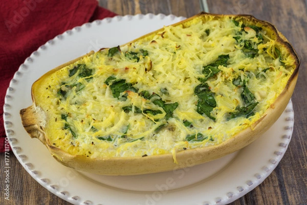 Obraz Dynia spaghetti ze szpinakiem i serem.