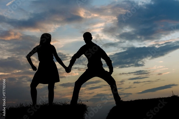 Fototapeta Парень держит девушку на руках. Силулуэт