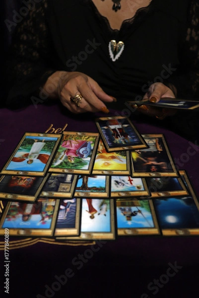 Obraz persona echando el tarot