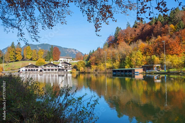 Fototapeta pictorial tourist destination with restaurant, lake Riessersee in autumn