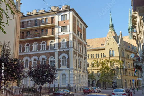 Fototapeta Buildings at Hold and Alkotmány streets intersection in Budapest, Hungary.
