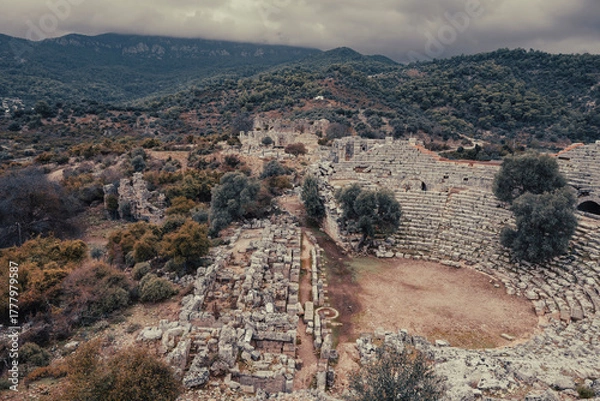 Obraz Kaunos (Carian: Kbid Lycian: Xbide Ancient Greek: Καῦνος; Latin: Caunus) ancient city was a city of ancient Caria and in Anatolia, a few kilometres west of the modern town of Dalyan. Amphitheatre area