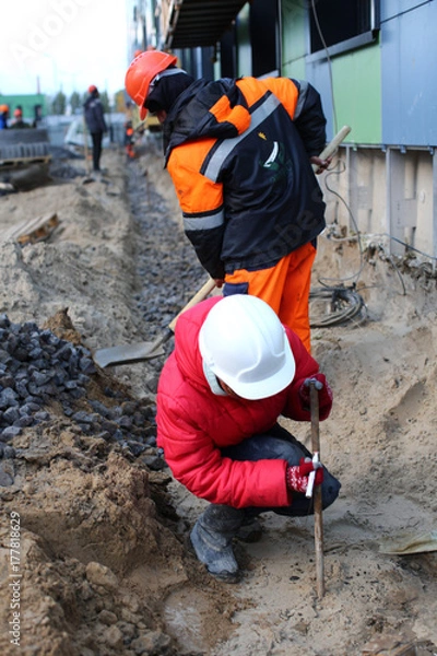 Fototapeta Геодезист делает отметку