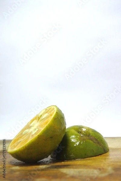 Obraz The fresh calamansi fruit or kasturi orange for a drink that is rich in vitamin C, fiber and antioxidants