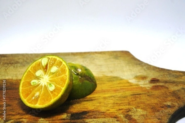 Obraz The fresh calamansi fruit or kasturi orange for a drink that is rich in vitamin C, fiber and antioxidants