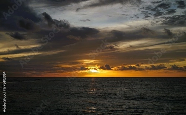 Fototapeta The beautiful sunset over the ocean at dusk gives a calm and peaceful impression.