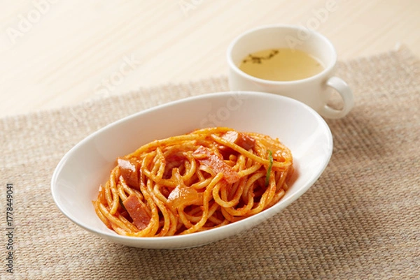 Obraz 日本発祥のパスタ料理、シンプルなナポリタン