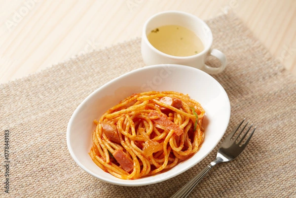 Obraz 日本発祥のパスタ料理、シンプルなナポリタン