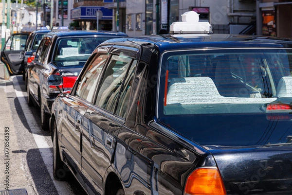 Obraz 駅前で客待ちをするタクシーの列